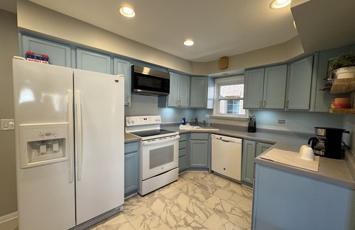 Skokie House | Urban Oasis - Kid Friendly - Quiet Street