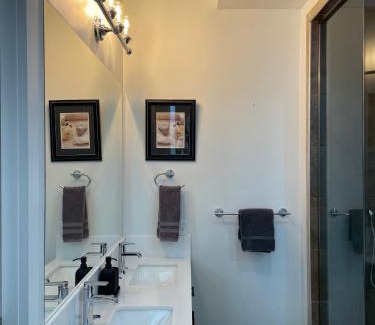 Lenox Apartment | Urban Peak Escape