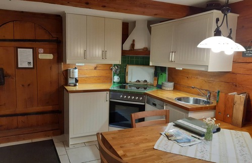 Sankt Peter in der Au Apartment | Uriges Holzhaus mit Kaminofen und Überdachtem Balkon im OG