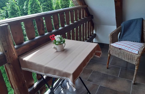 Sankt Peter in der Au Apartment | Uriges Holzhaus mit Kaminofen und Überdachtem Balkon im OG