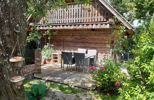 Sankt Peter in der Au Apartment | Uriges Holzhaus mit Kaminofen und Überdachtem Balkon im OG