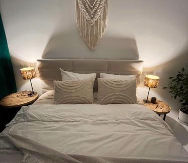 Poznan Apartment | Urokliwy Azyl w Mieście: Komfort i Spokój, Projektor i HI-FI, 6 Minut Kolejką do Centrum.