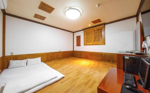 Gumi Hotel | Utopia Hotel