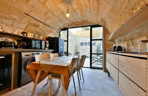 Uzes House | UZES HISTORIC CENTER: SUPERB XVIII HOUSE OF 100 M² WITH COURT