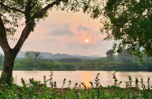 Huong Thuy House | Vả Riverside Retreat