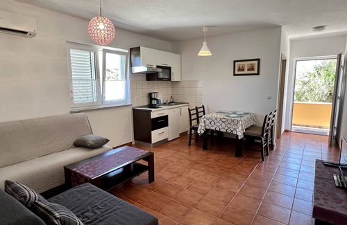 Seget Vranjica Apartment | Vacation apartment in house SUNSHINE/terrace with sea view/perfect for four people