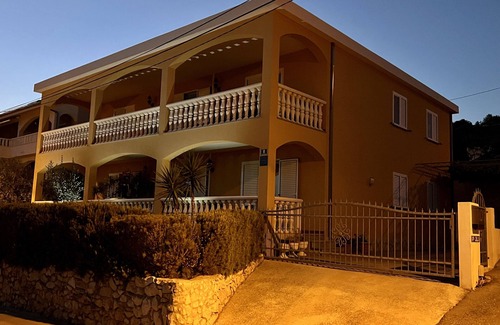 Seget Vranjica Apartment | Vacation apartment in house SUNSHINE/terrace with sea view/perfect for four people