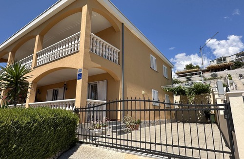 Seget Vranjica Apartment | Vacation apartment in house SUNSHINE/terrace with sea view/perfect for four people