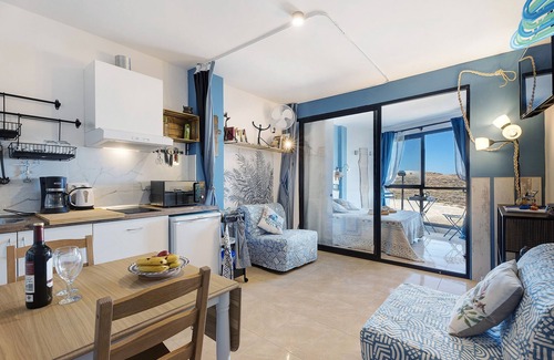 Los Abrigos Apartment | Vacation Apartment 'Los Abrigos Oceano Al Alba Wifi' with Sea View and Wi-Fi