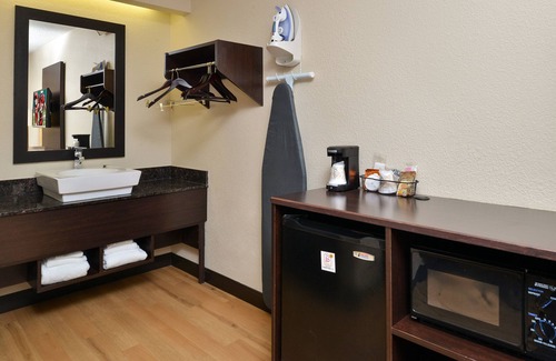 Secaucus House | Vacation Day Is Always A Great Idea! Free Parking and Pet-friendly Property