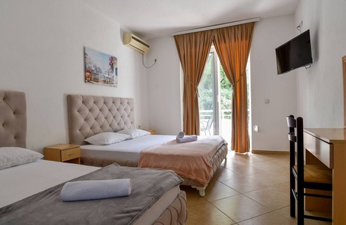 Gjerana Apartment | Vacation Flat w Balcony, 5 min to Beach in Ulcinj