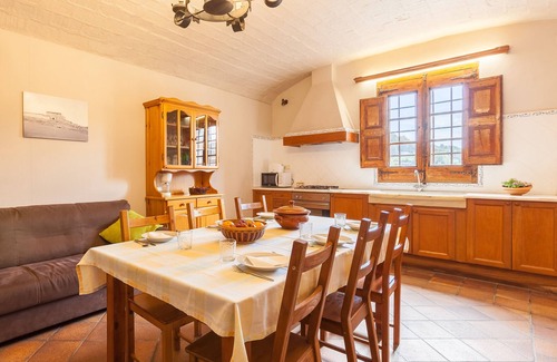 Sant Marti de Tous House | Vacation Home "El Mas" with Mountain View, Shared Pool & Wi-Fi