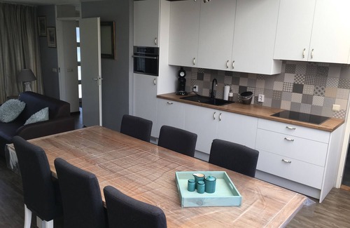 Hoofdplaat House | Vacation home for 2-4-6 people by pond/lake and next to the sea in Zeeland.