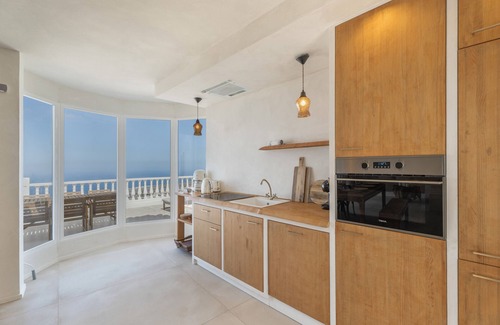 Guia de Isora House | Vacation Home 'Xuixo In Tenerife South' with Sea View, Wi-Fi and Air Conditioning