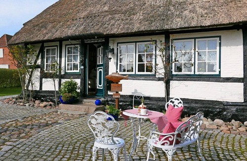 Ellenberg House | Vacation in the listed thatched-roof half-timbered house "Rikate" in Kappeln on the Schlei, high-quality and with a view of the Schlei in the home of the country doctor