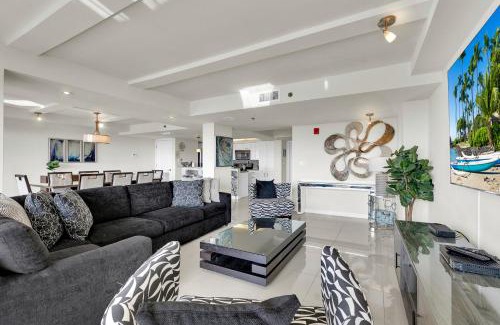 South Padre Island House | Vacation state of mind! Elegant Bayview, beachfront resort, shared pools & jacuzzi