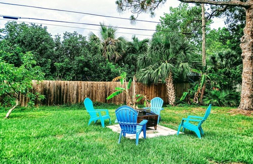 Sebastian Highlands House | Vacation Vibes! Close to beaches, pools, walk to golf and waterfront bars.