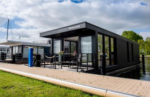 Offingawier Boat Rental | Vakantiewoonboot De Waterparel