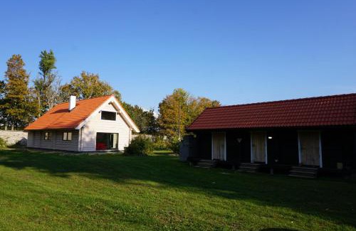 Suuresadama House | Valge villa