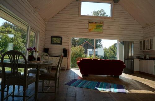 Suuresadama House | Valge villa