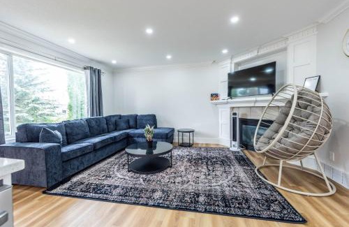 Valley Ridge Villa | Valley Villa Spacious 5BD Getaway! Sleep 12, 1hr to Banff, 40 Mins Canmore, 5 mins to WinSport & Olympic park