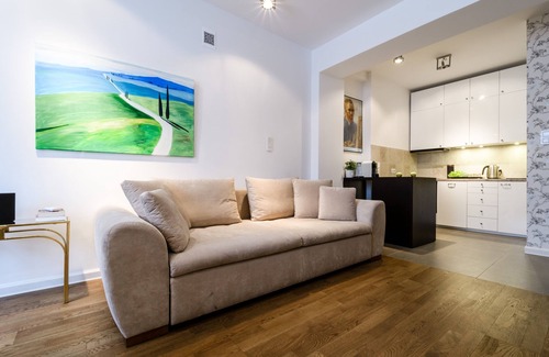 Srodmiescie Południowe Apartment | VanGogh by mythings- Spacious, 1BR apartment, air conditioned, for a family