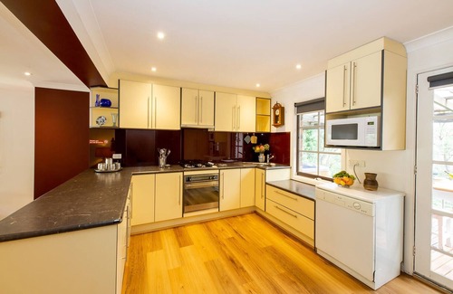 Kalorama Cottage | Verandah Views Cottage - Luxury Spa Cottage with Breathtaking Views