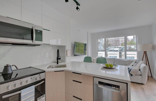 Downtown Vancouver Apartment | Verde on Beach π | Nature- inspired Studio in Downtown