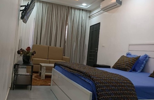 Thies Bed & Breakfast | Very large, air-conditioned room with private bathroom and balcony at the home stay