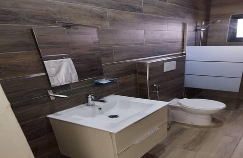 Thies Bed & Breakfast | Very large, air-conditioned room with private bathroom and balcony at the home stay