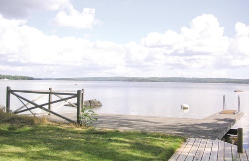 Vikangen House | Very nice and cozy cottage overlooking lake Viken with its own beach and bridge.