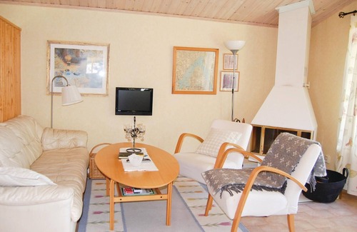 Vikangen House | Very nice and cozy cottage overlooking lake Viken with its own beach and bridge.