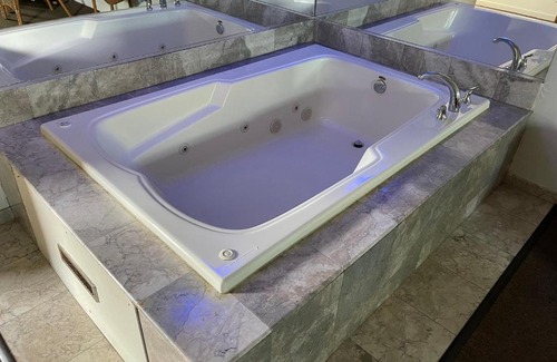 Lyons Hotel | VIBE INN - WHIRLPOOLS SUITES - Lyons