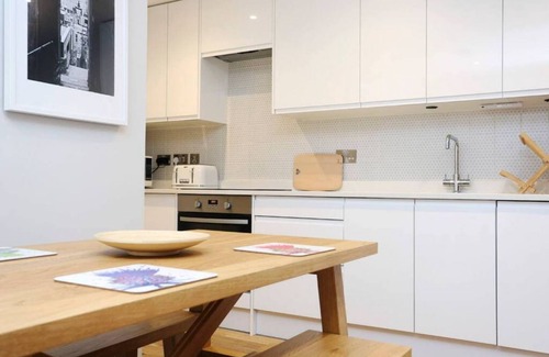 New Town Apartment | Vibrant Home near Calton Hill