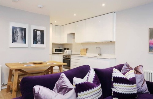 New Town Apartment | Vibrant Home near Calton Hill