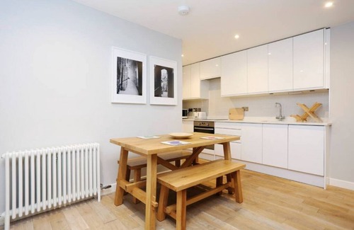 New Town Apartment | Vibrant Home near Calton Hill
