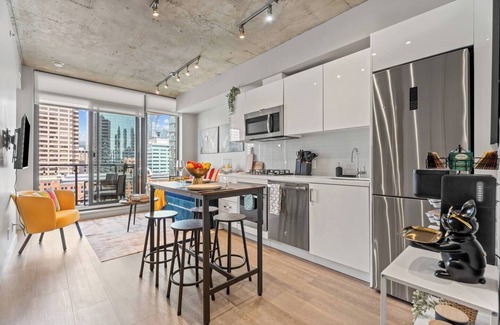 Connaught Apartment | Vibrant PopArt downtown suite – comfy & stylish!