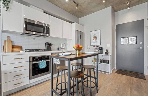 Connaught Apartment | Vibrant PopArt downtown suite – comfy & stylish!