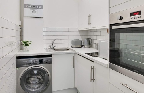 Southend-on-Sea Apartment | Vibrant & Stylish Studio City Centre Nr High Street by Luxiety Stays