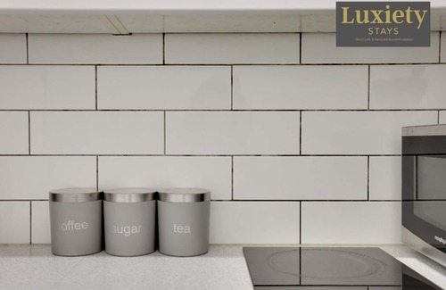 Southend-on-Sea Apartment | Vibrant & Stylish Studio City Centre Nr High Street by Luxiety Stays