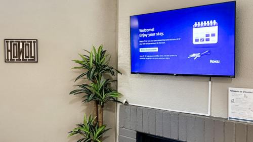 Barker Apartment | Vibrant Texan Escape with Patio & Gated Community