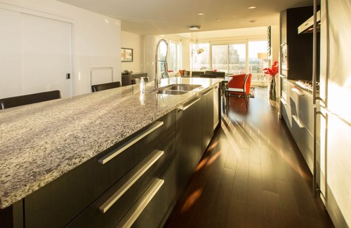 Inner Harbour Condo | Victoria's Falls-Large, Luxurious Suite with Olympic and Harbour Views, Seasonal Pool and AC