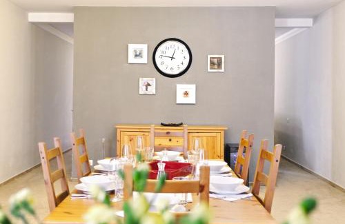 Troja Apartment | ViDa Prostorný 220 m2 3BR Apartmán s Krbem a Zahradou, Ideální pro Rodiny