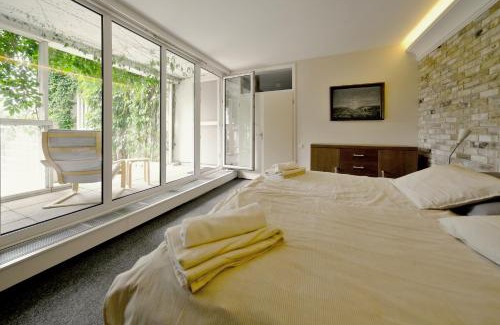 Troja Apartment | ViDa Prostorný 220 m2 3BR Apartmán s Krbem a Zahradou, Ideální pro Rodiny