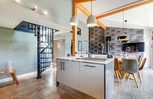 Much Wenlock Cabin | Viewpoint Lodge with Wood-Fired Hot Tub in Much Wenlock - 8 bedrooms available