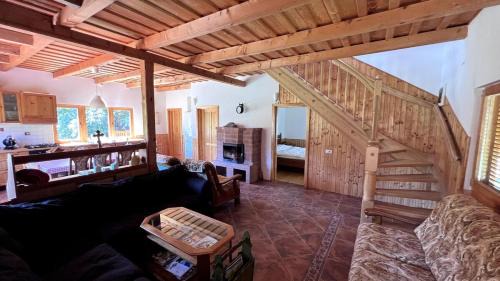 Marga Villa | Vila ATX - Cabană Alpina din Lemn în Inima Naturii Relaxare în Natură Liniște, Râu, Foișor și Spațiu pentru Joacă