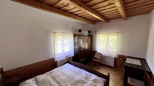 Marga Villa | Vila ATX - Cabană Alpina din Lemn în Inima Naturii Relaxare în Natură Liniște, Râu, Foișor și Spațiu pentru Joacă