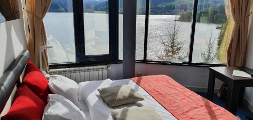 Colibita House | Vila Franceză - Cazare cu jacuzzi pe malul lacului Colibița