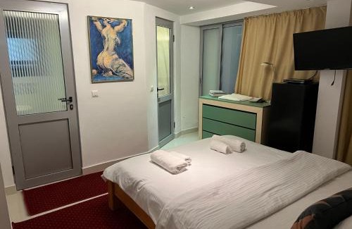 Colibita House | Vila Franceză - Cazare cu jacuzzi pe malul lacului Colibița