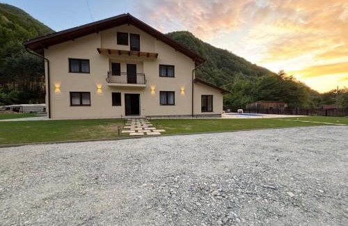 Jina House | Vila Mișu